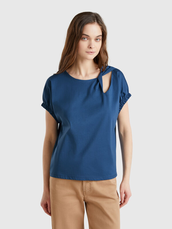 T-Shirt mit Knoten und Ausschnitt Damen
