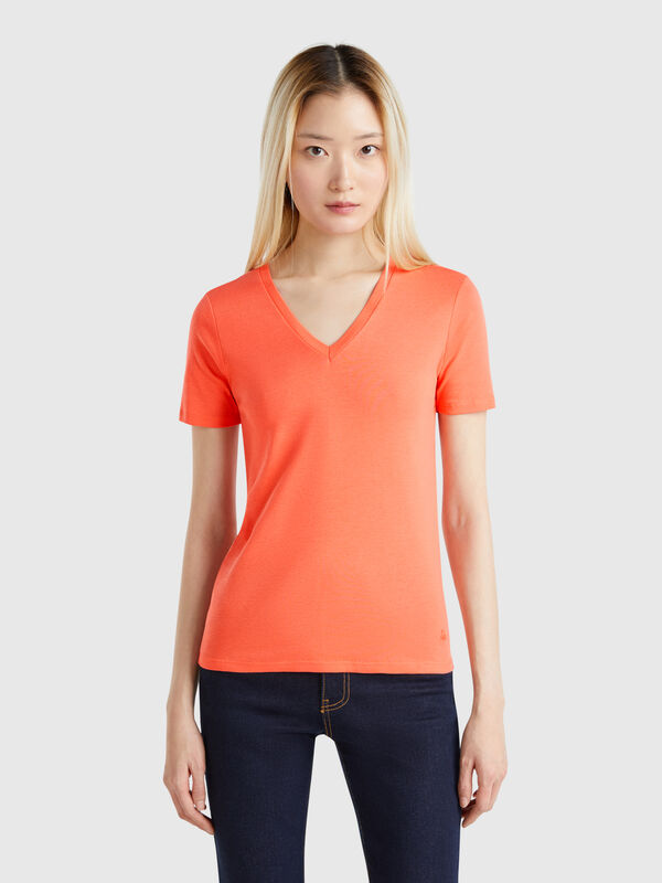 T-Shirt in Korallrot aus reiner Baumwolle mit V-Ausschnitt Damen