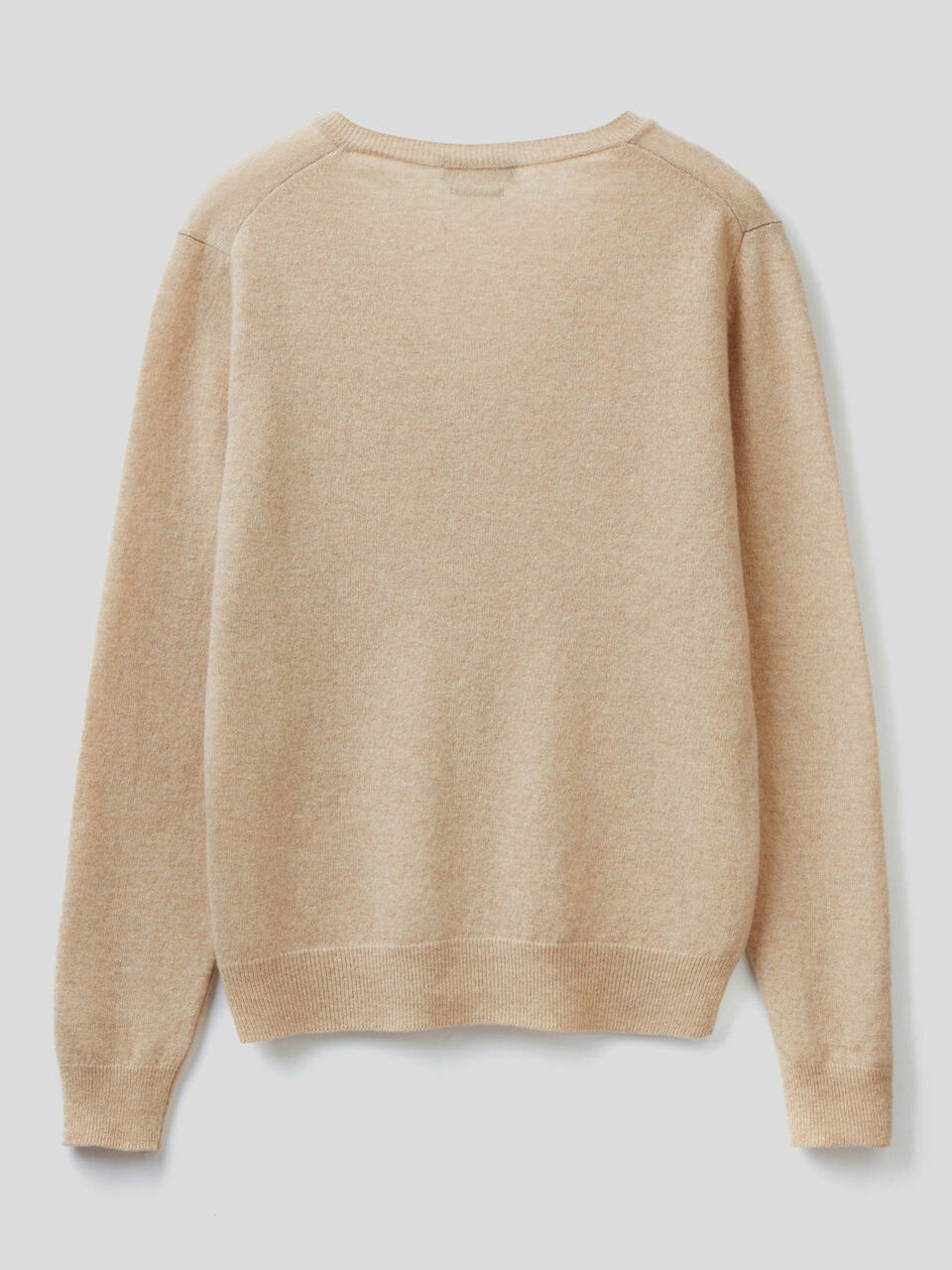 Pull avec col en V en pure laine vierge image number 2