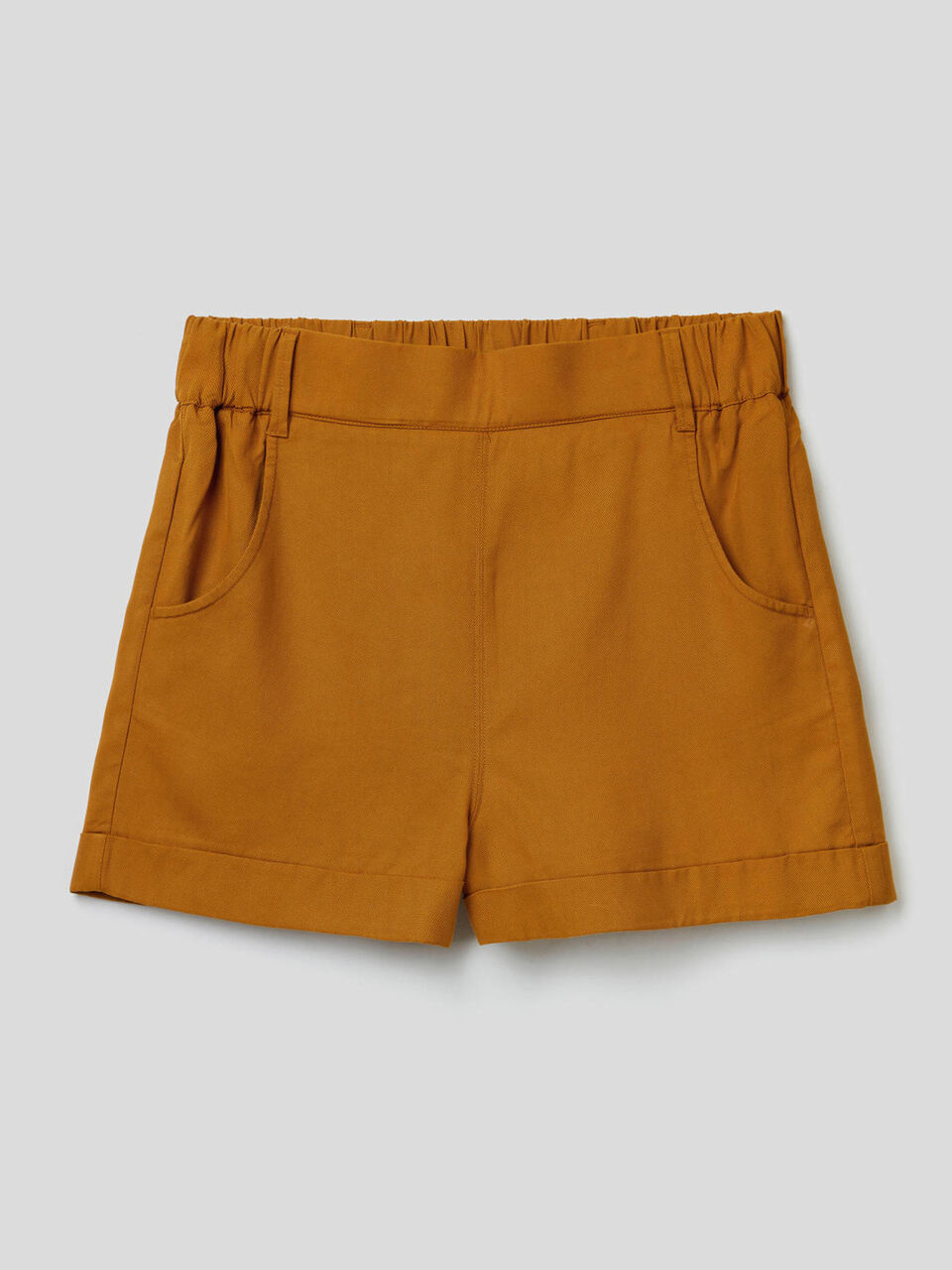 Einfarbige Shorts mit Aufschlag image number 1