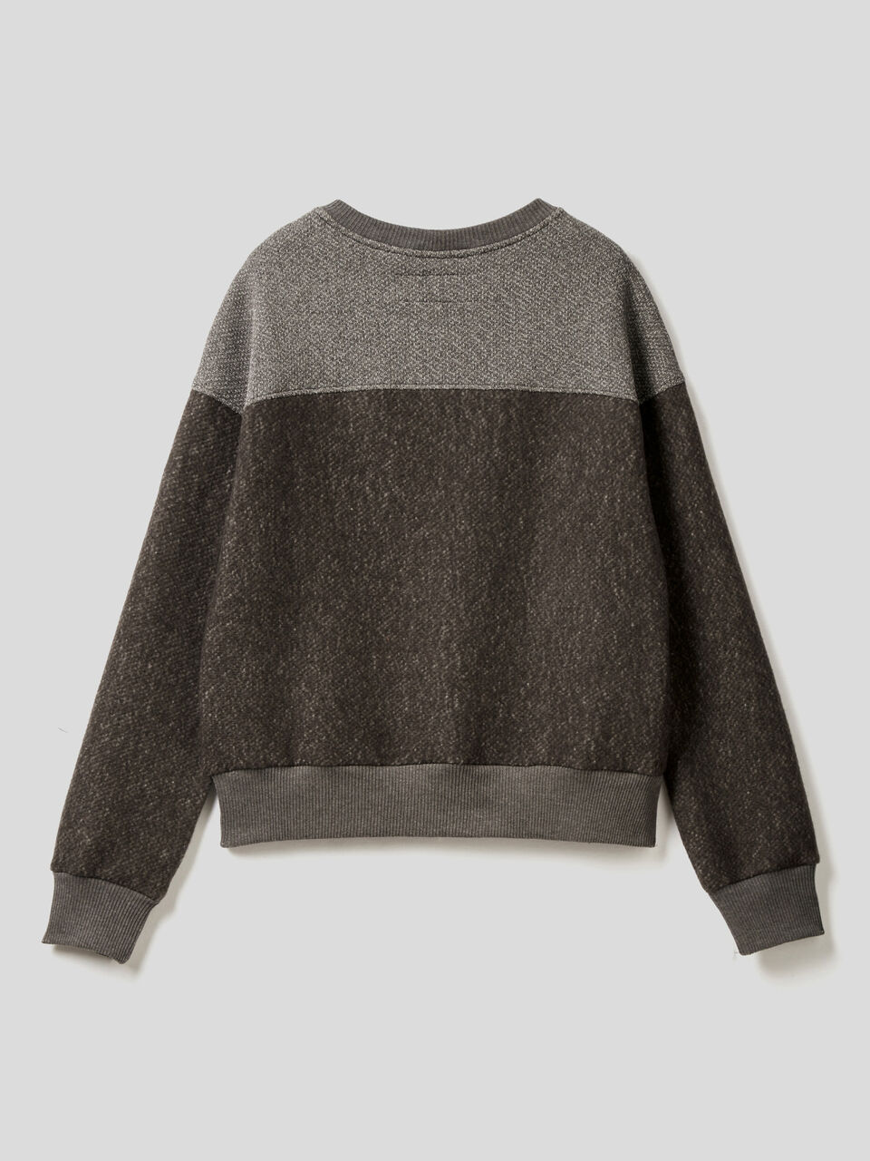 Sweatshirt mit einem Spiel aus Texturen image number 2